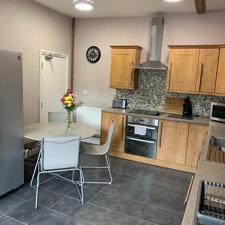 Studio Double. Own Bathroom, Shared Kitchen ビュードリー エクステリア 写真
